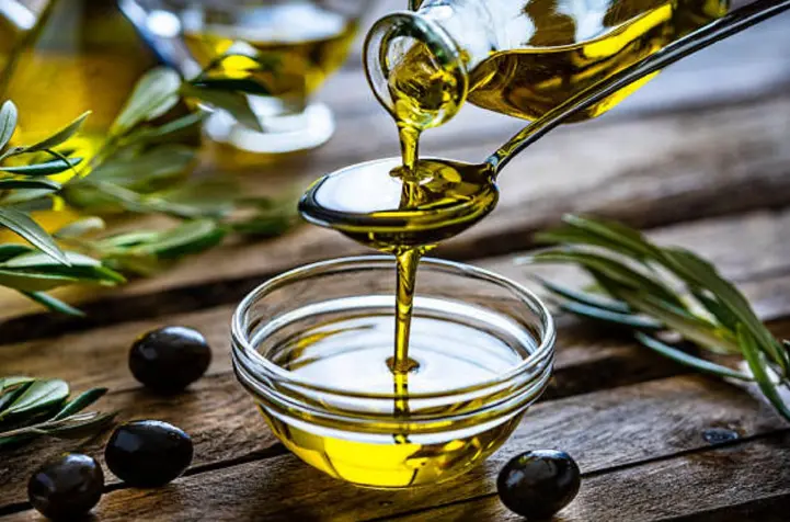 أهم خلطات طبيعية لتكثيف الشعر والعناية به