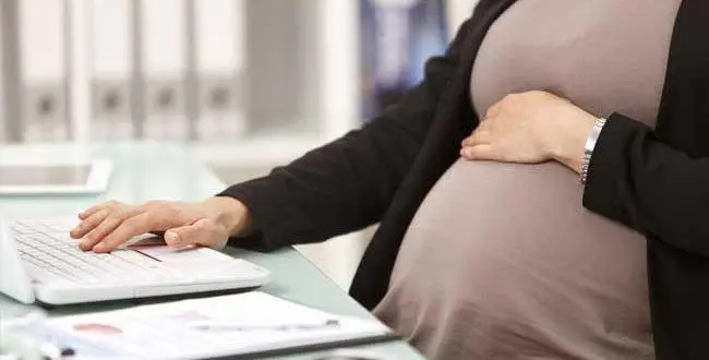 ما هي إجازات ورواتب الأمومة للمرأة العاملة في نظام العمل السعودي