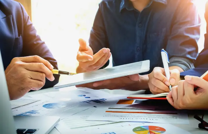 الفرق بين التسويق والمبيعات وكيف تدمج الاثنين معاً؟ 