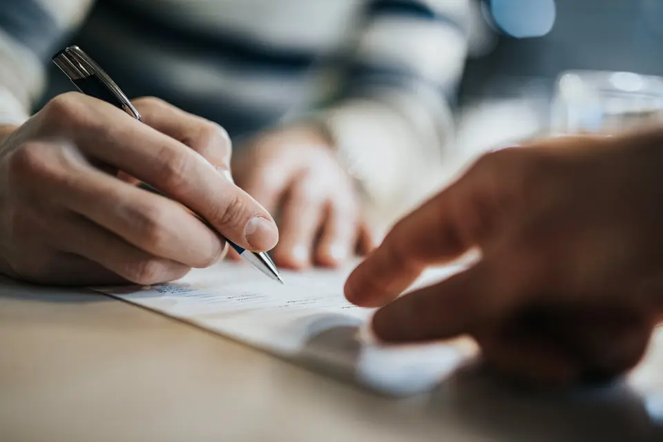 عقود العمل وأنواعها في نظام العمل السعودي 2 عقود العمل وأنواعها